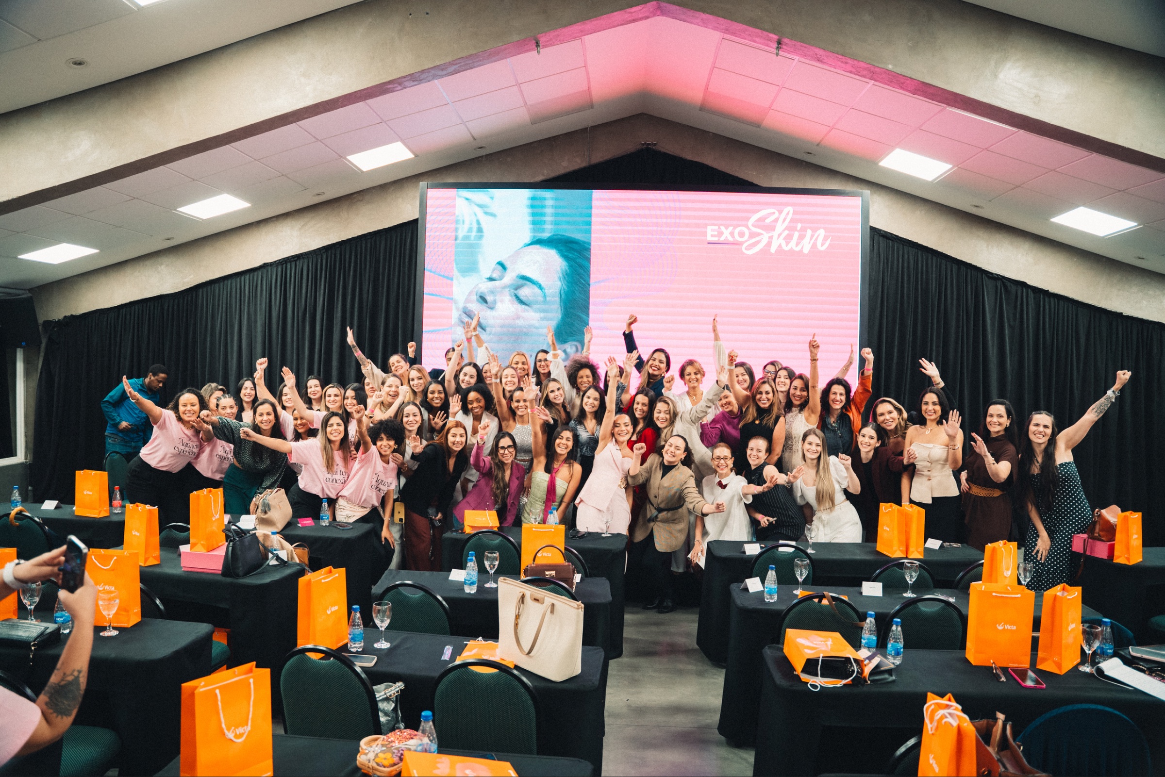 Mulheres reunidas em evento do Grupo Paola Farneze